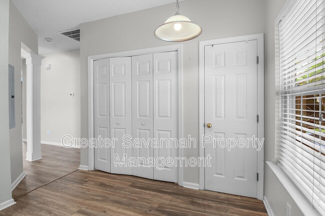 Building Photo - 201 Foxbury Square