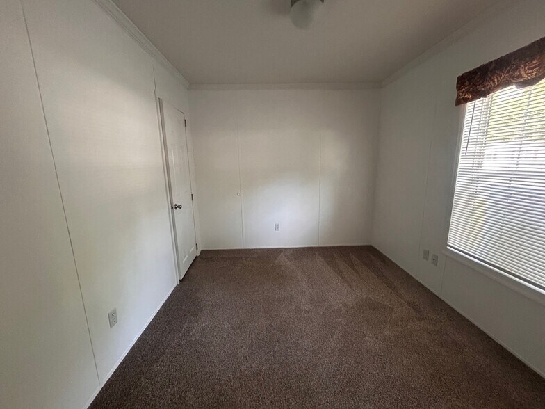 Building Photo - 28 Oak Tree Ln