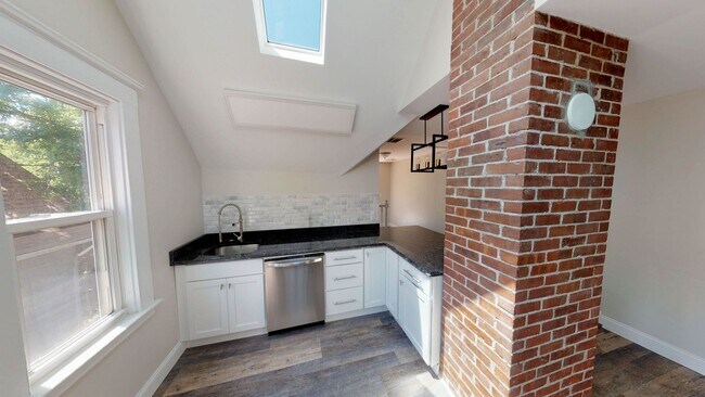 Building Photo - Beautiful Two Bedroom Apartment For Rent