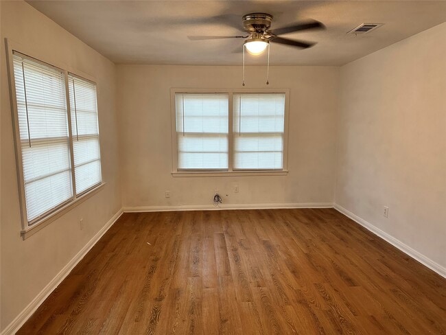 Building Photo - 502 Breezy Ln