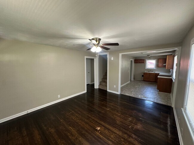 Building Photo - 3 potential 4 bedroom in desirable Beech G...