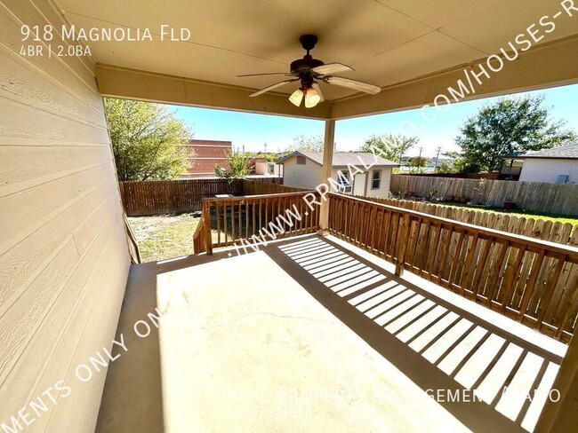 Building Photo - AVAILABLE NOW! Beautiful 4 Bedroom /2 Bath...