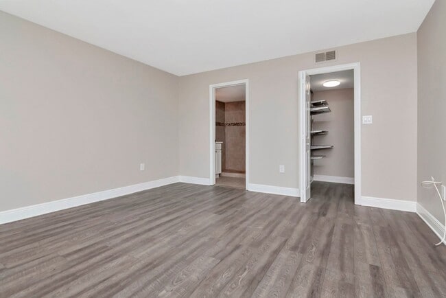 Building Photo - Ground Floor - Corner/End Unit - Upgraded ...