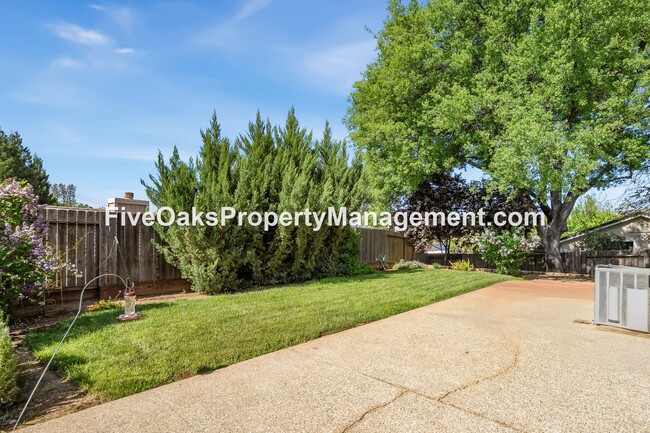 Building Photo - 3301 Burberry Way