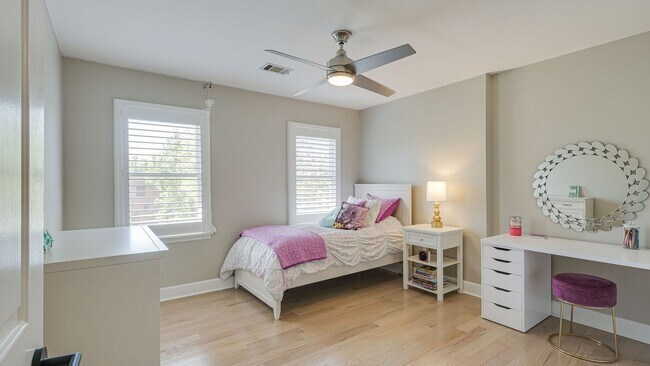 Building Photo - Modern Remodeled 4 Bedroom Rental Home in Brentwood
