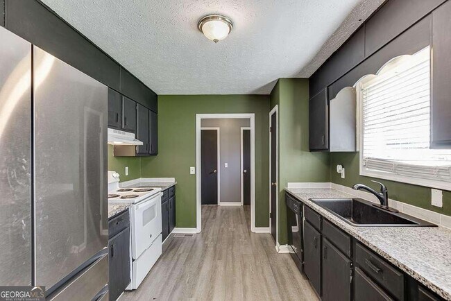 Building Photo - 2193 Kings Forest Dr SE