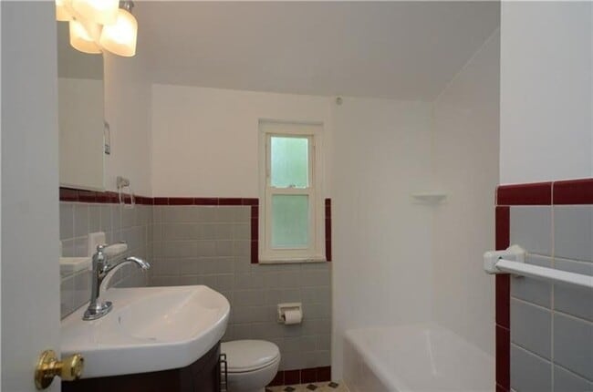 Building Photo - Two Bedroom in Castle Shannon! Central air - Garage - Laundry!