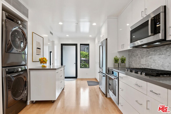 Building Photo - 1306 Cabrillo Ave