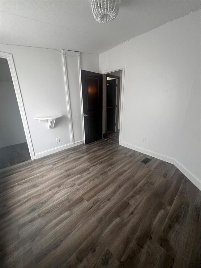 Building Photo - 106 Bridle Path