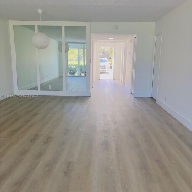 Building Photo - 4009 N Cypress Dr