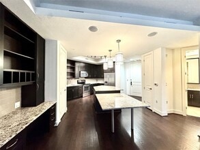 Building Photo - 2303 Mid Ln