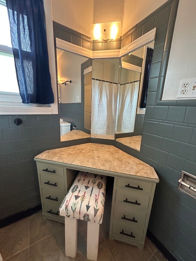 Building Photo - 5420 E 1st St N