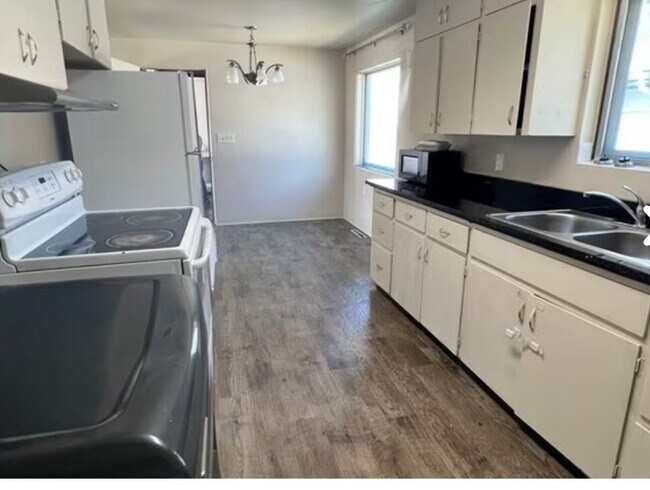 Building Photo - "Charming 2-Bedroom Oasis in Boise's Heart...