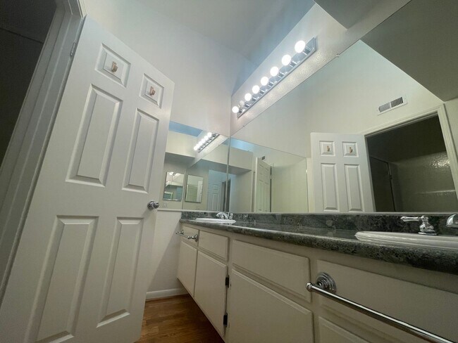 Building Photo - Bright and Spacious End-Unit Townhome in t...