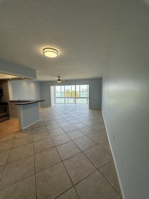 Building Photo - 2936 Lake Shore Dr