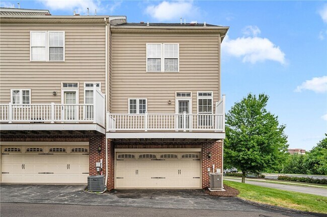 Building Photo - 208 Village Pl