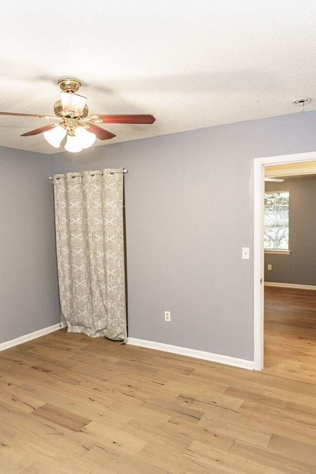 Building Photo - Beautiful 4 bedroom in the heart of Mossy ...