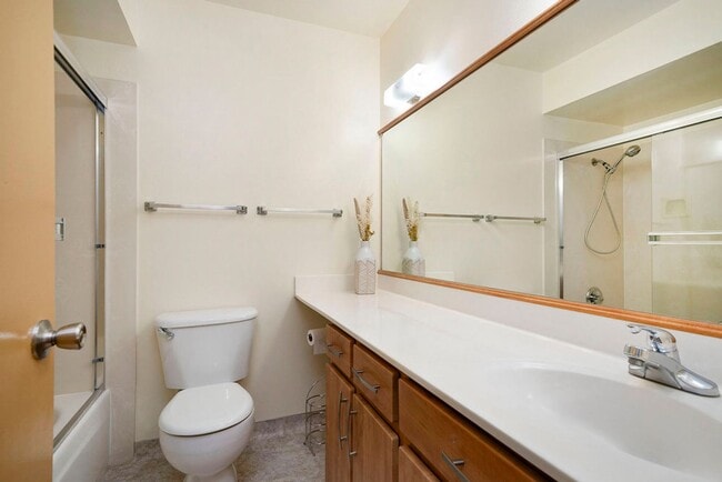 Building Photo - 2101 Shore Line Dr