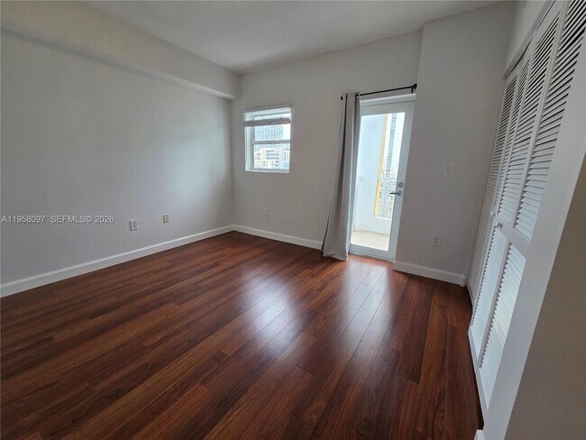 Building Photo - 471 NE 25th St