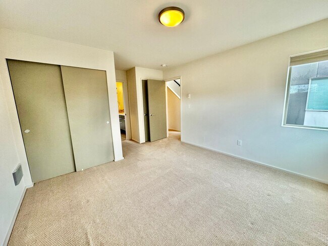 Building Photo - Location! Location! Modern 3 bed, 2.5 bath, Townhome near Greenlake!