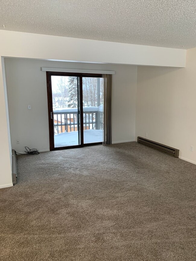 Building Photo - AVAILABLE NOW!! West side - 2 Bdrm, 1 Bath