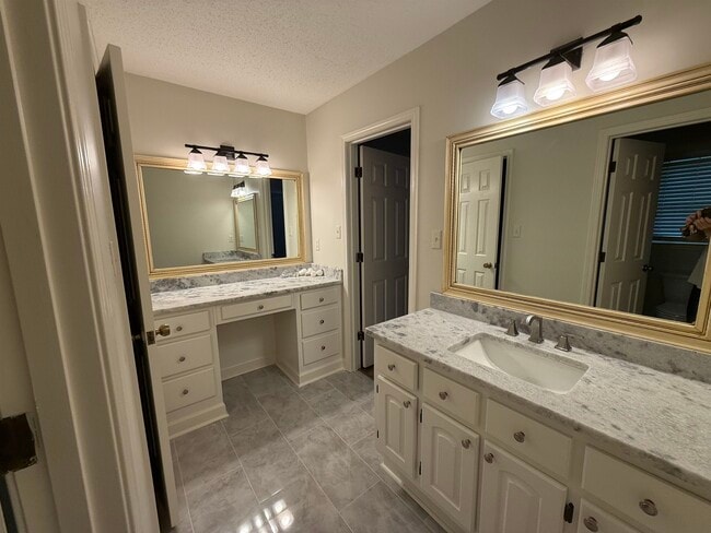 Building Photo - 3048 Sandy Creek Dr