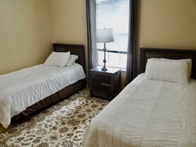 Building Photo - Seasonal Rental Available 11/25/24-4/30/25...