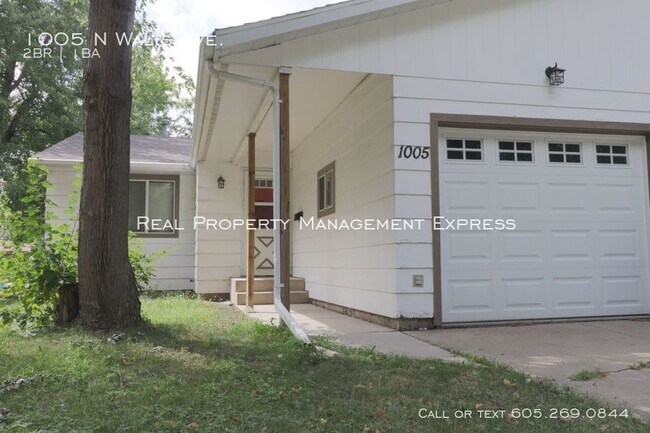 Building Photo - 2 Bedroom Duplex with Fenced Yard