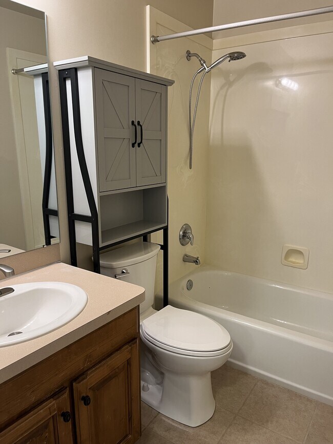 Building Photo - 262 1660 W