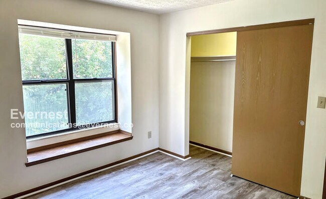 Building Photo - 2-Bedroom Condo with Laundry Hookups / Pet-Friendly / Available Now!