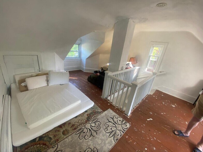 Walk up Attic/large room! - 11 Walnut St