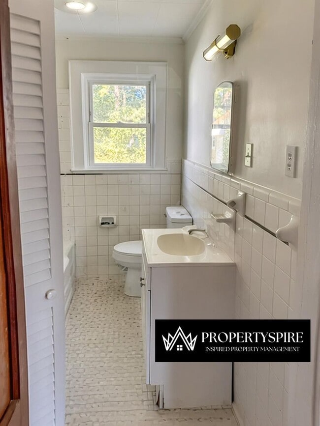 Building Photo - Charming 3 Bed 2 Bath Room Home In Salisbu...