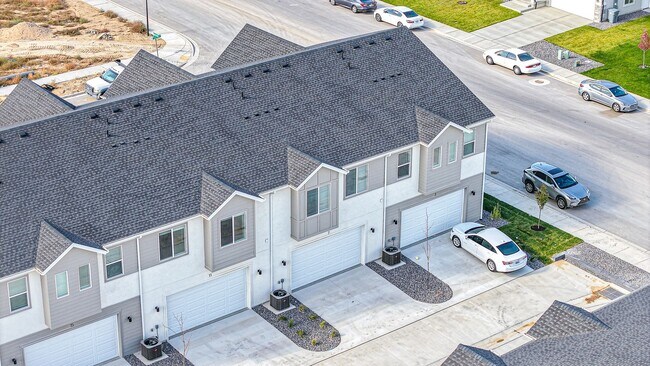 Building Photo - *No Security Deposit Required Upfront for 6 Months!  2024 Townhome. Move In Special!