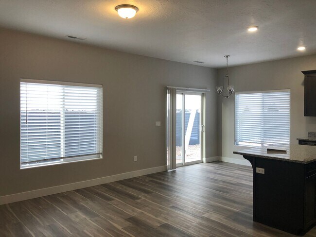 Building Photo - 4 Bedroom 2.5 Bathroom Townhome