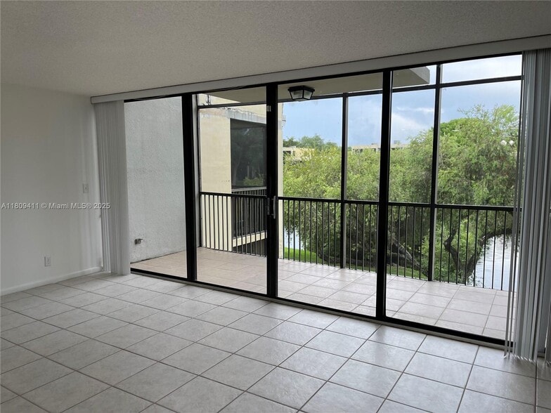 Building Photo - 2961 SW 87th Ave