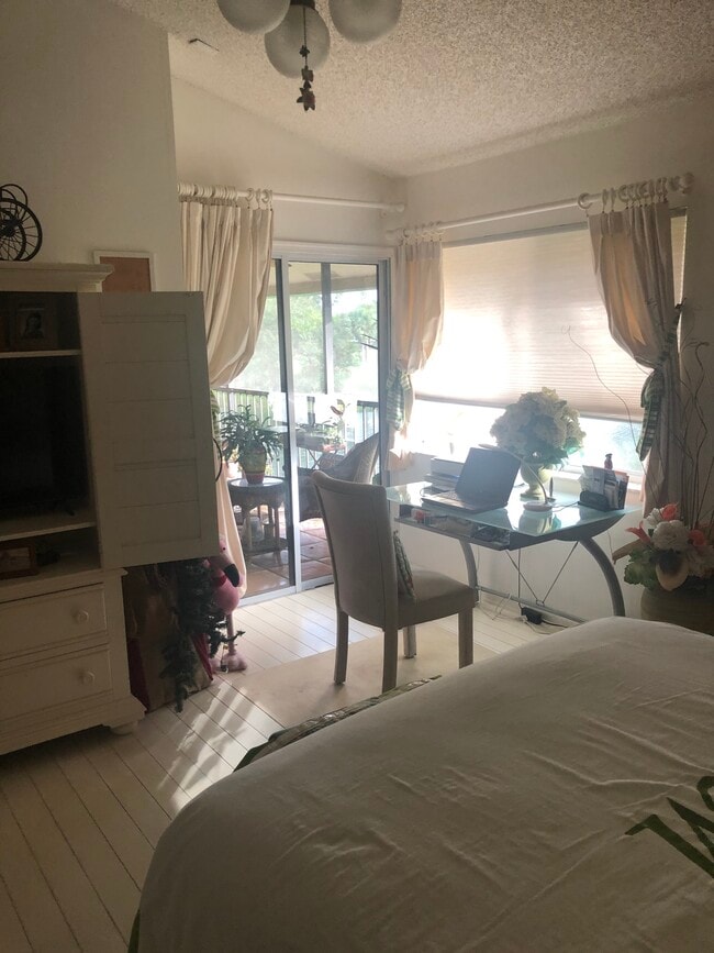 Building Photo - 7 Lexington Ln E