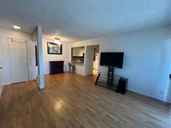 Building Photo - Park Villa South Studio with Murphy Bed