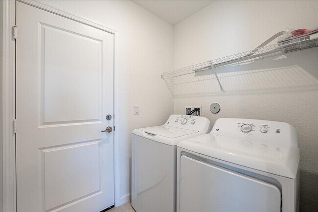 Building Photo - 11161 NW Fernbrook Dr