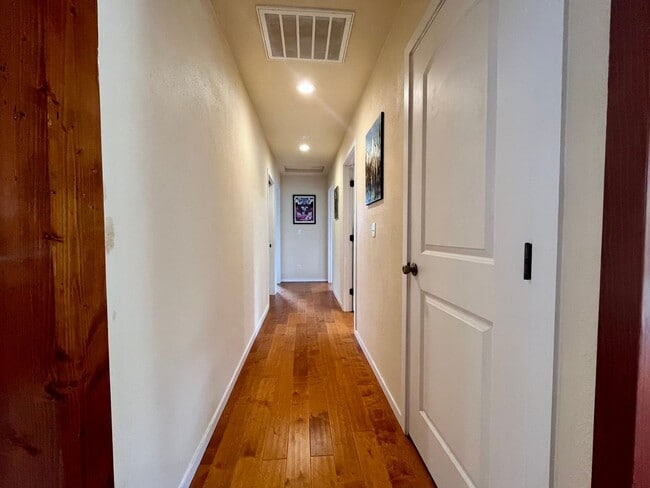 Building Photo - 3 bedroom, 1 bathroom home next to Sequoia...