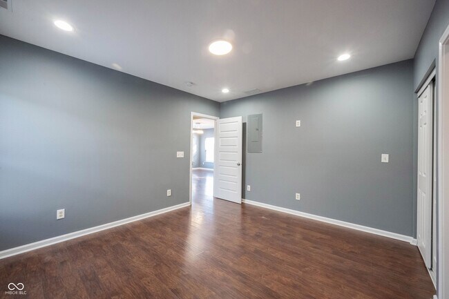 Building Photo - 3157 E Washington St