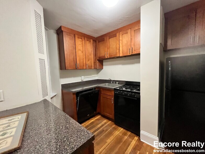 Building Photo - 1751 Beacon St