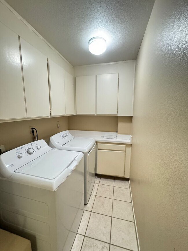 Building Photo - Large, end-unit townhome in the heart of Thousand Oaks