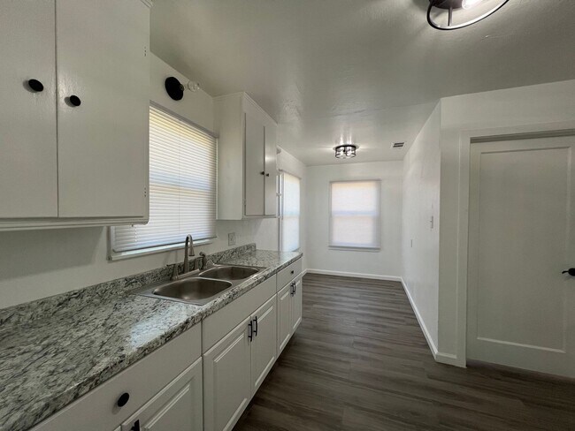 Building Photo - Fully remodeled 2 bedrooms and 1 bathroom, single-story home in Visalia, CA!