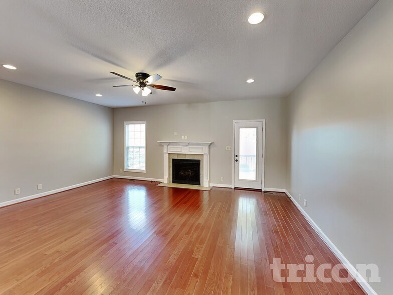 Building Photo - 935 Willow Circle