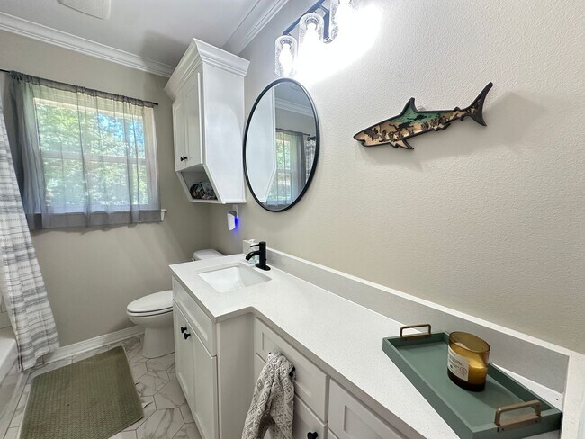 Building Photo - BEAUTIFUL CUSTOM HOME