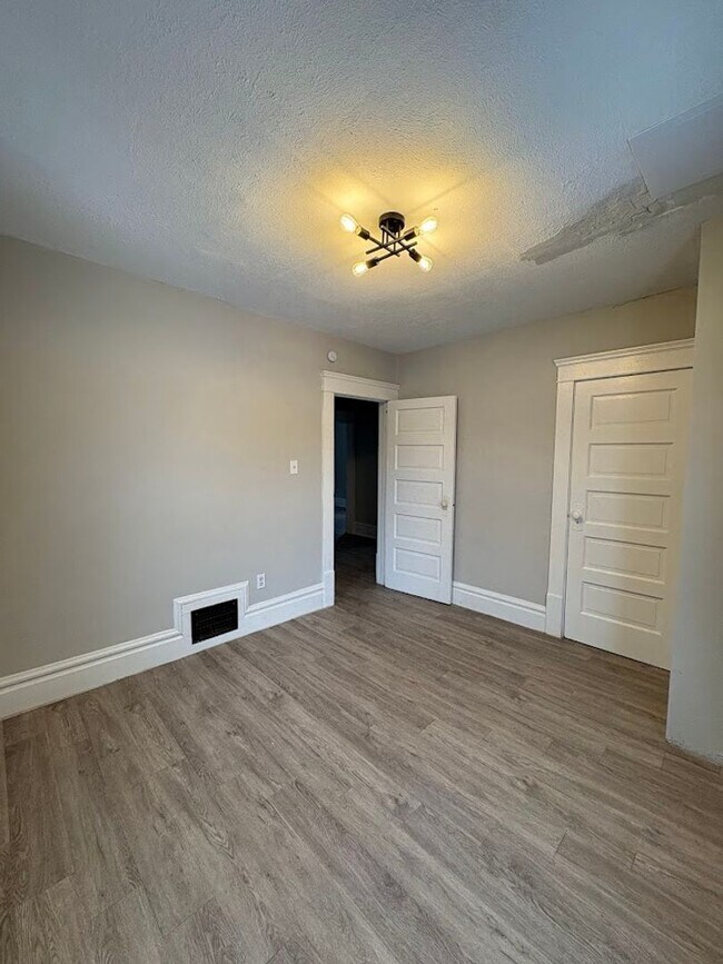 Building Photo - 96 Hall St