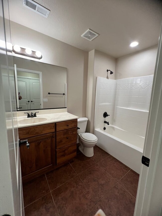 Building Photo - Newly Updated Townhome in Cedar Crossing
