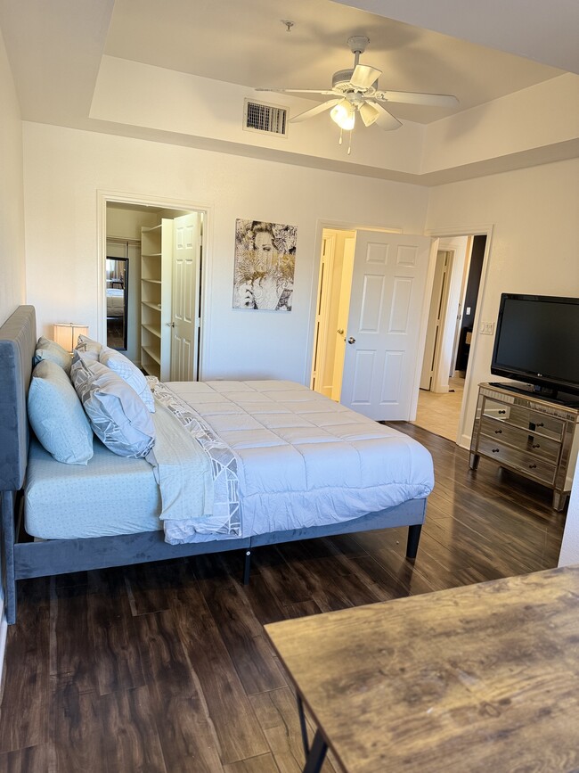 Second Ensuite Bedroom with King Bed and Walk-in closet - 83 E Agate Ave