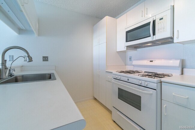 Building Photo - Cozy Ground Floor 1BR/1BA/1PKG unit in Sun...