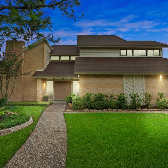 Building Photo - 16607 Brenton Oaks Dr